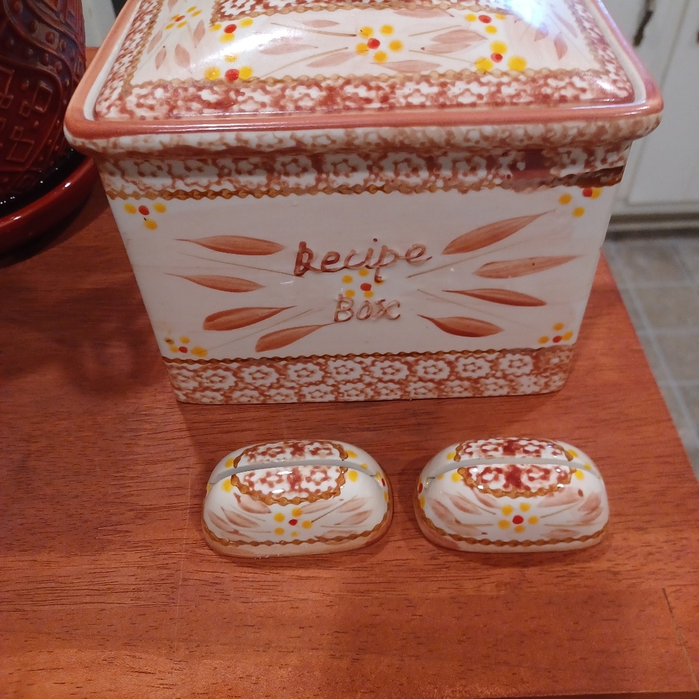 Temptation ŕecipe box [retired] brown and cream